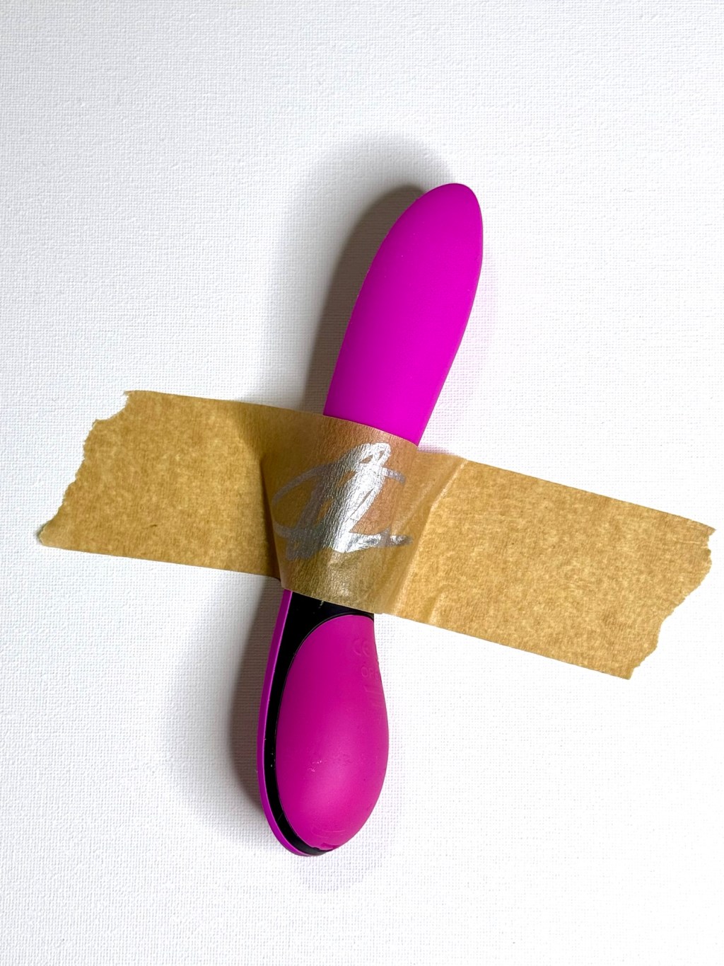 Dopo la banana di Cattelan, il vibratore di Claudia Ottone: un simbolo di libertà contro tabù, violenza di genere e femminicidi